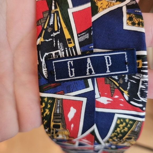 100% silk trains tie- Gap - Picture 3 of 6